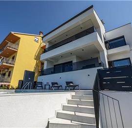 4 bedroom villa with infinity pool and sea views in Crikvencia, Rijeka, sleeps 8
